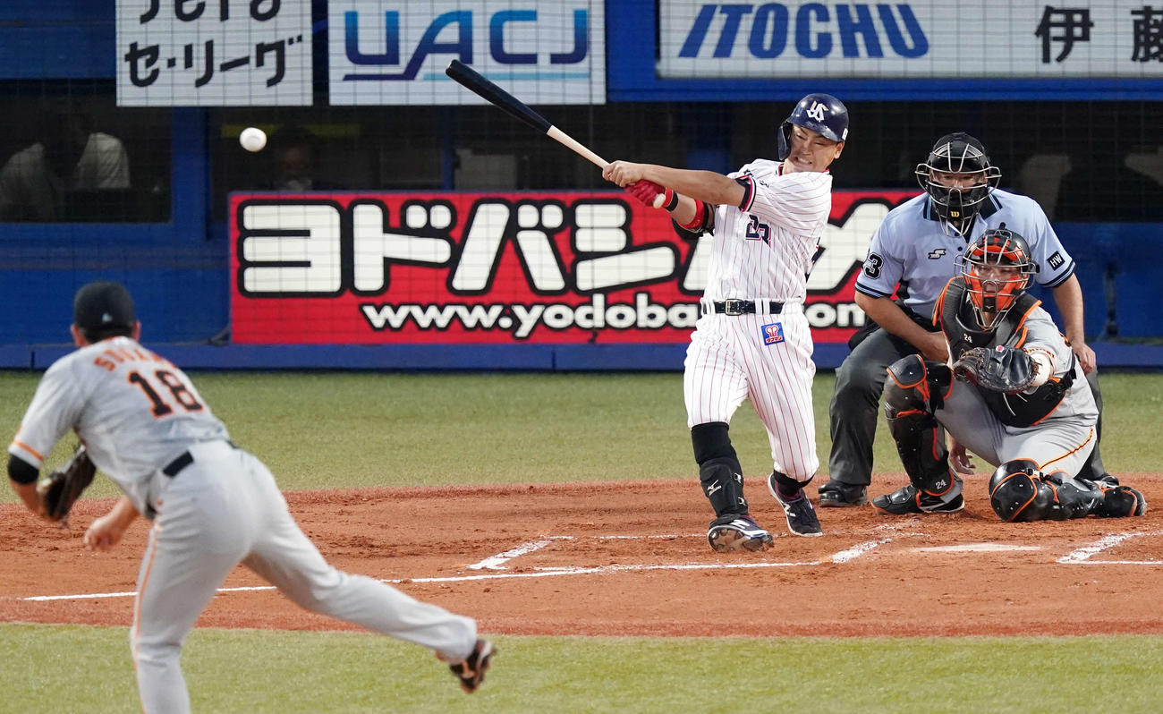 ヤクルト対巨人　1回裏ヤクルト無死一、三塁、右前に先制適時打を放つ青木。投手菅野（撮影・江口和貴）