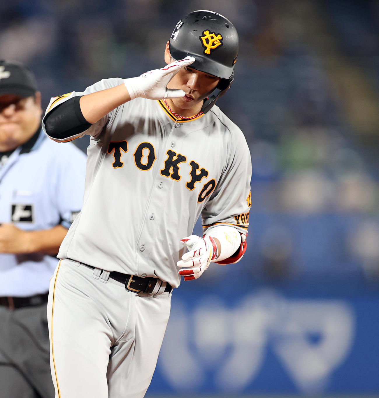 ヤクルト対巨人　3回表巨人2死、坂本は左翼ソロ本塁打を放ち、敬礼ポーズで三塁を回る（撮影・浅見桂子）