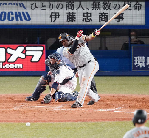 ヤクルト対巨人　5回表巨人1死一、二塁、中前に同点適時打を放つウィーラー（撮影・江口和貴）