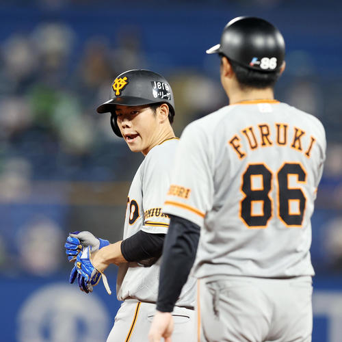 ヤクルト対巨人　5回表巨人1死一塁、中前安打を放ちほえる松原（撮影・垰建太）