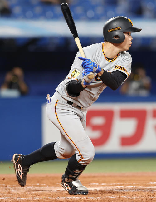 ヤクルト対巨人　7回表巨人2死一、三塁、右前適時打を放つ松原（撮影・垰建太）