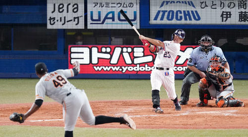 ヤクルト対巨人　9回裏ヤクルト1死、左越えソロ本塁打を放つ青木。投手ビエイラ（撮影・江口和貴）