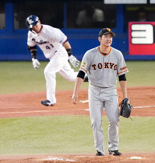 ヤクルト対巨人　1回裏ヤクルト2死三塁、雄平（左）に適時打を浴びる菅野（撮影・江口和貴）