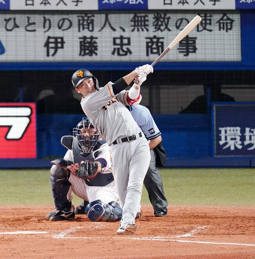 ヤクルト対巨人　3回表巨人2死、左越えソロ本塁打を放つ坂本（撮影・江口和貴）