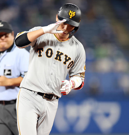 ヤクルト対巨人　3回表巨人2死、坂本は左翼ソロ本塁打を放ち、敬礼ポーズで三塁を回る（撮影・浅見桂子）