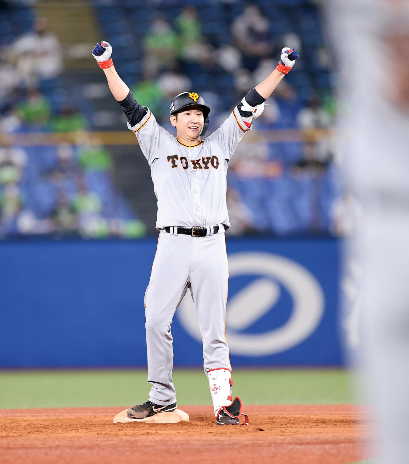 ヤクルト対巨人　7回表巨人2死満塁、菅野は3点適時二塁打を放ち、二塁塁上でガッツポーズ（撮影・浅見桂子）