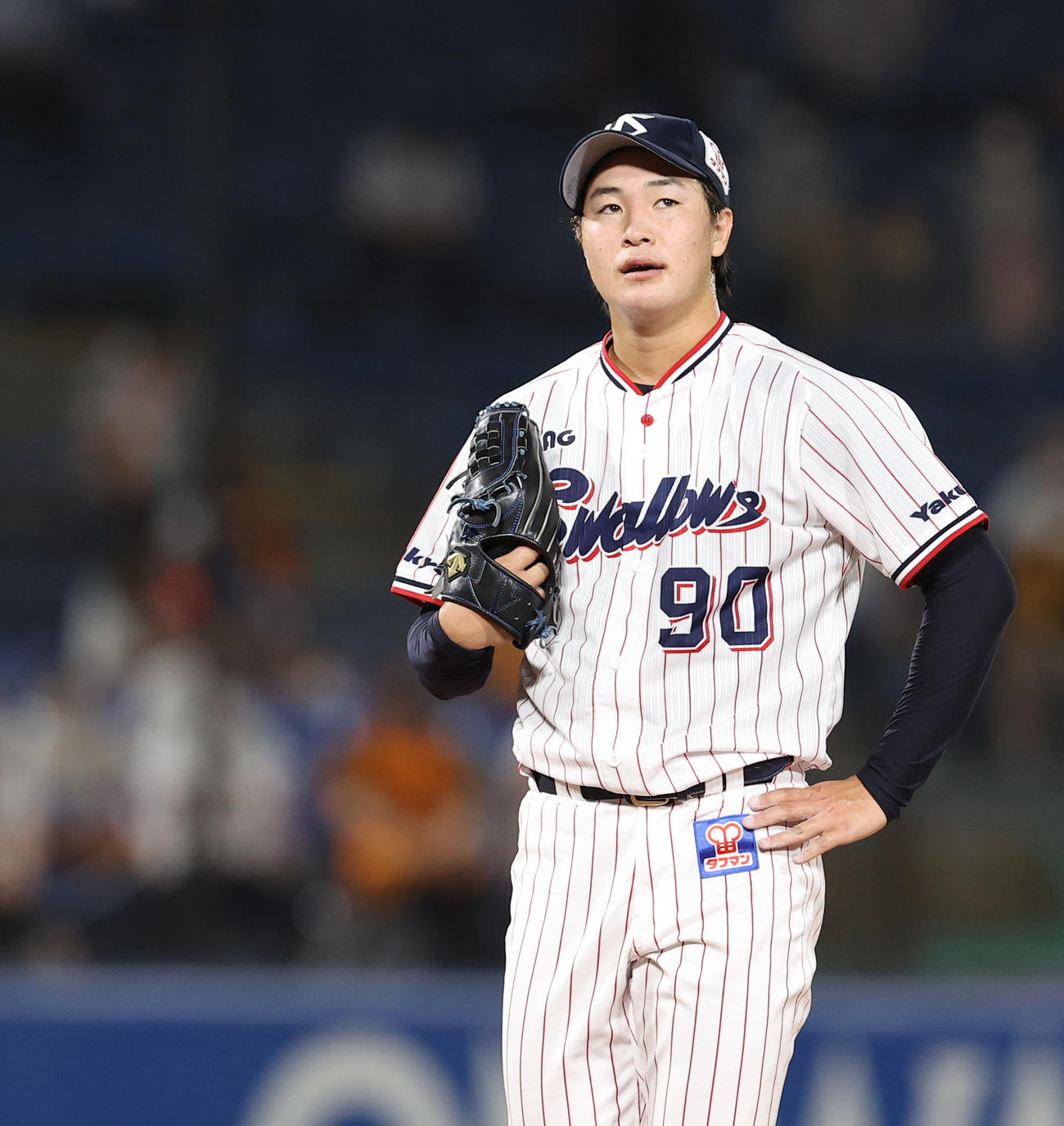 ヤクルト対巨人　7回表巨人1死満塁、大城の勝ち越し適時打を浴びさえない表情の長谷川（撮影・垰建太）