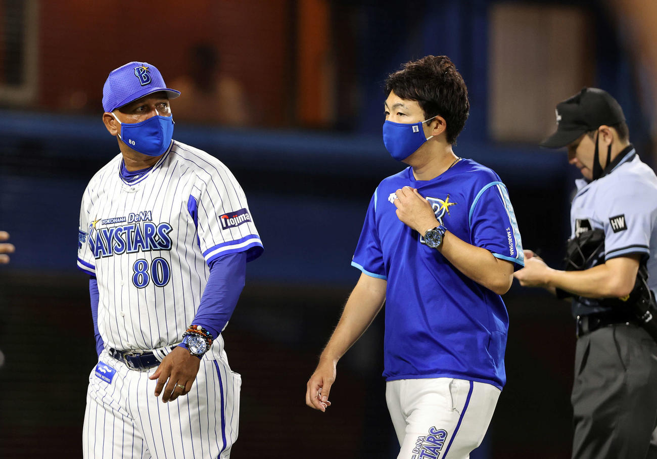 DeNA対広島　7回表、投手交代を告げるDeNAラミレス監督（撮影・鈴木正人）