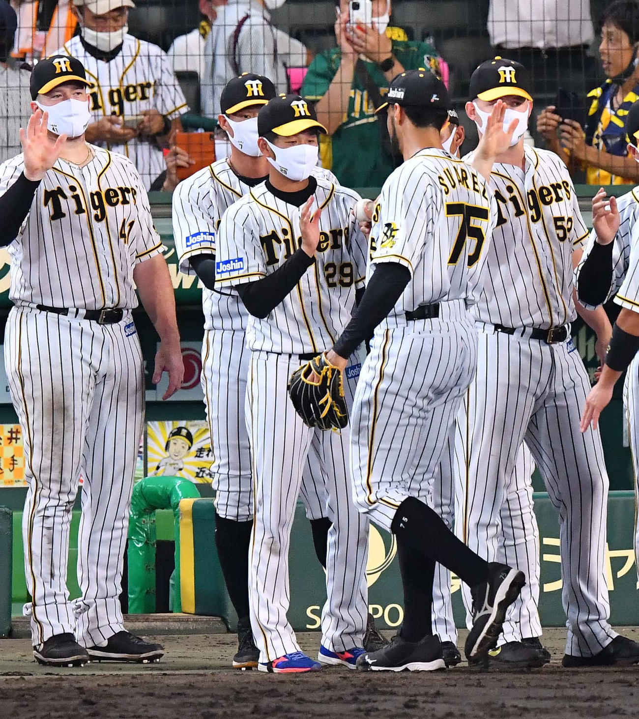 8回1失点で2勝目をあげロベルト・スアレスから勝利球をもらう高橋遥人（中央）（撮影・上田博志）