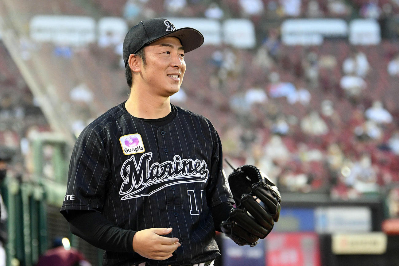 楽天対ロッテ　1回表、ロッテ井上の適時打で先制し笑顔の美馬（撮影・滝沢徹郎）