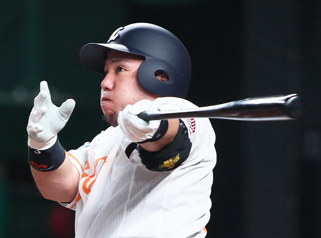 西武対日本ハム　8回裏西武無死、山川は左越え本塁打を放つ（撮影・足立雅史）