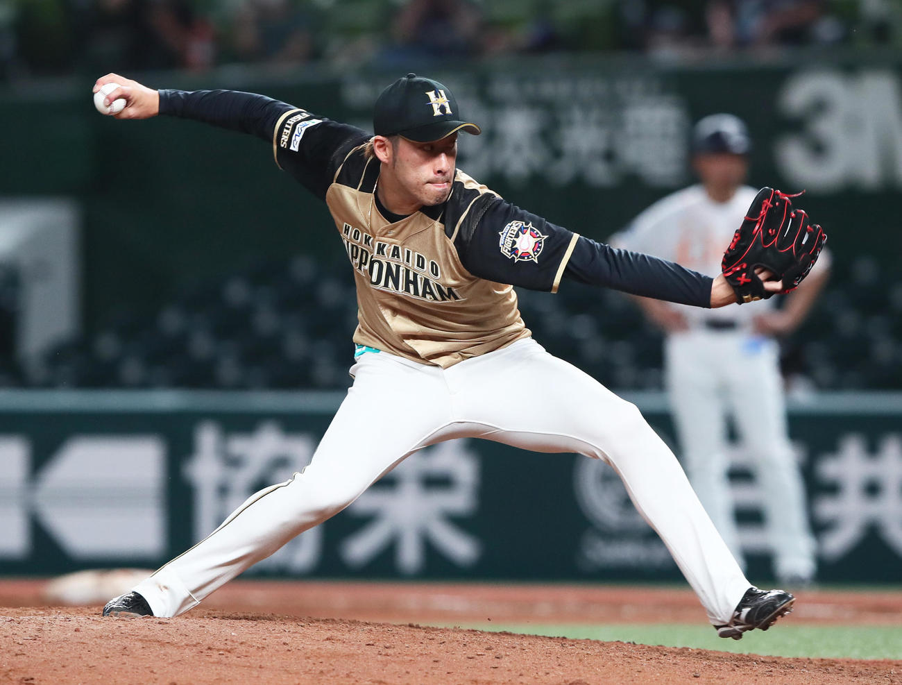西武対日本ハム　日本ハム5番手の秋吉（撮影・足立雅史）