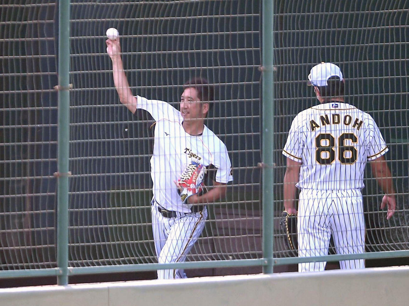 安藤コーチ（右）の見る守る中、ブルペンでキャッチボールを行った藤川（代表撮影）
