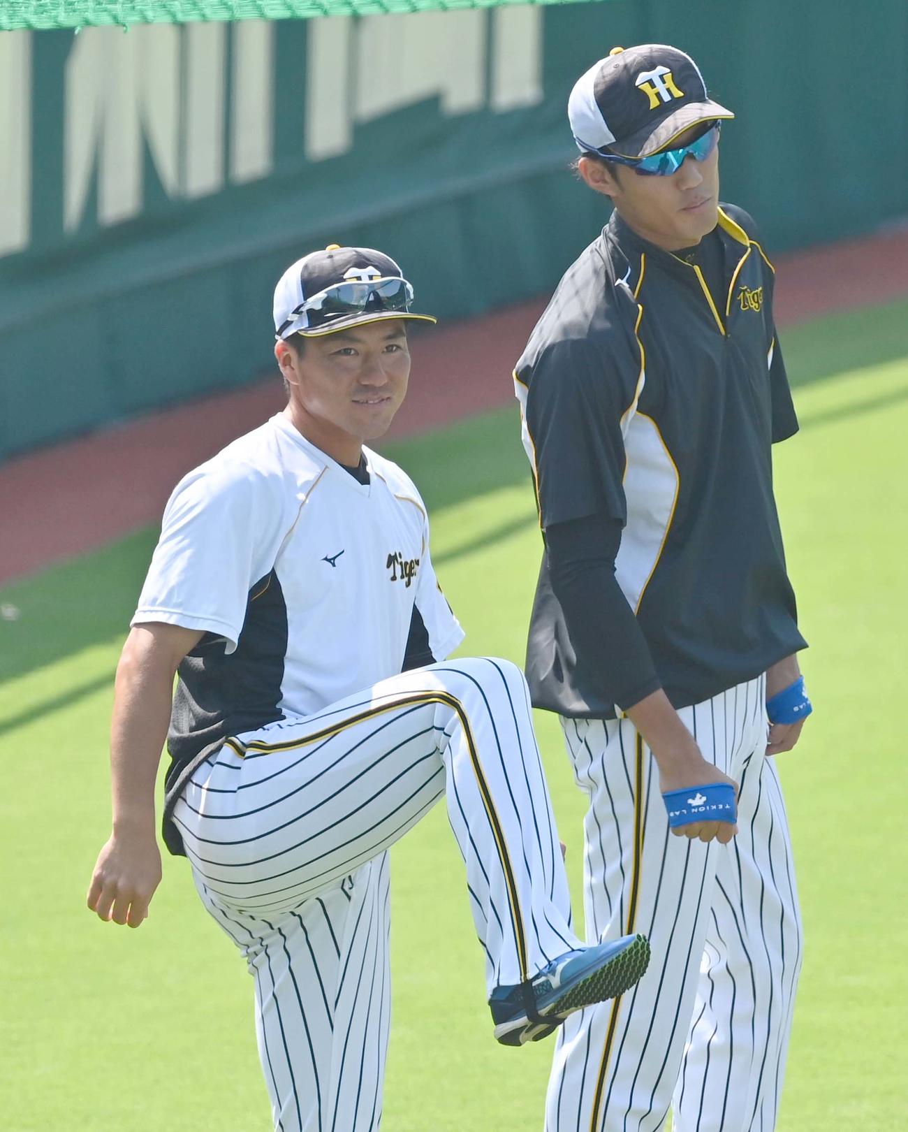 阪神対中日　1軍に合流した長坂拳弥。右は藤浪晋太郎（撮影・上田博志）