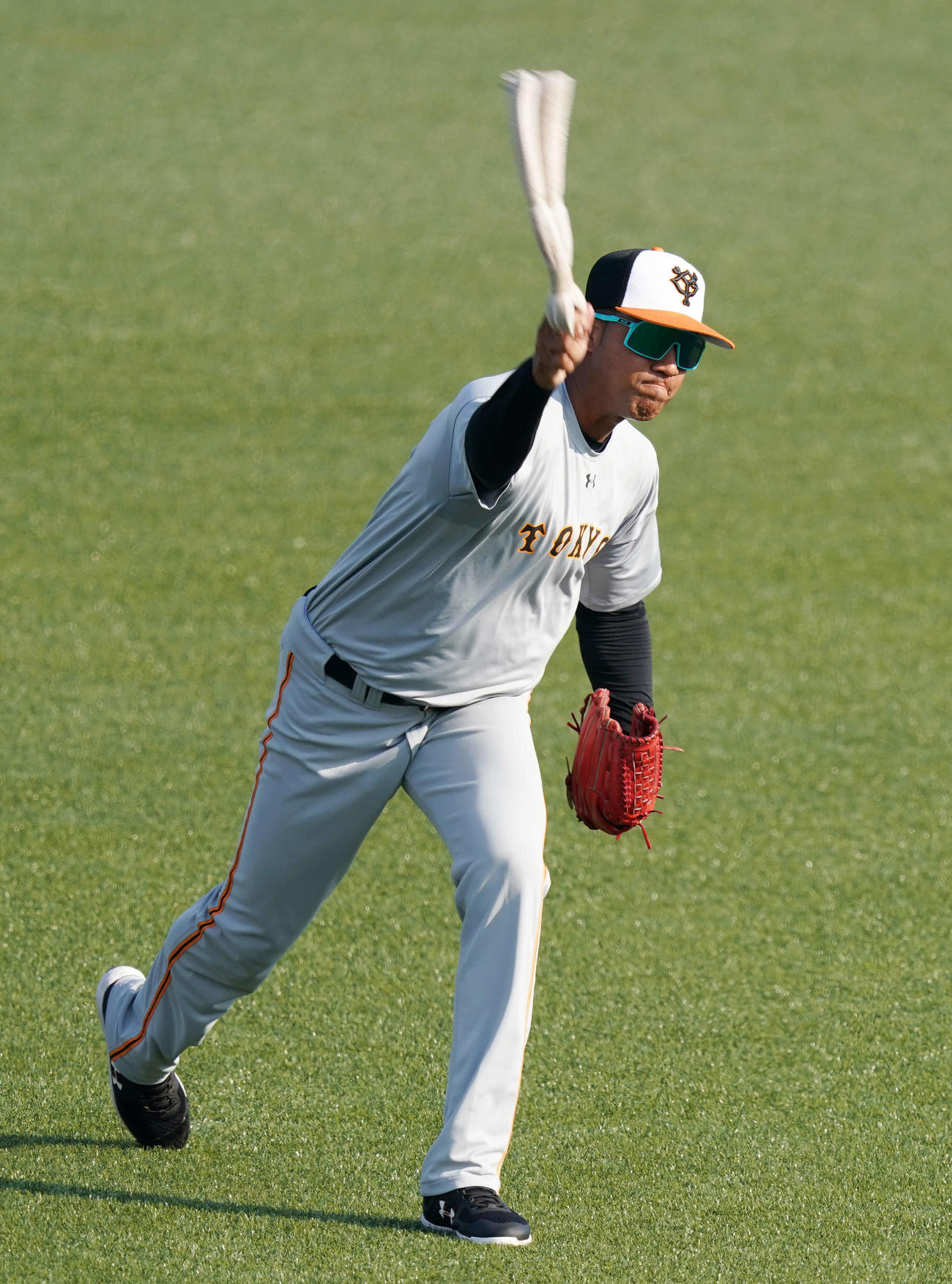 ヤクルト対巨人　試合前、タオルを使って練習する巨人ディプラン（撮影・江口和貴）