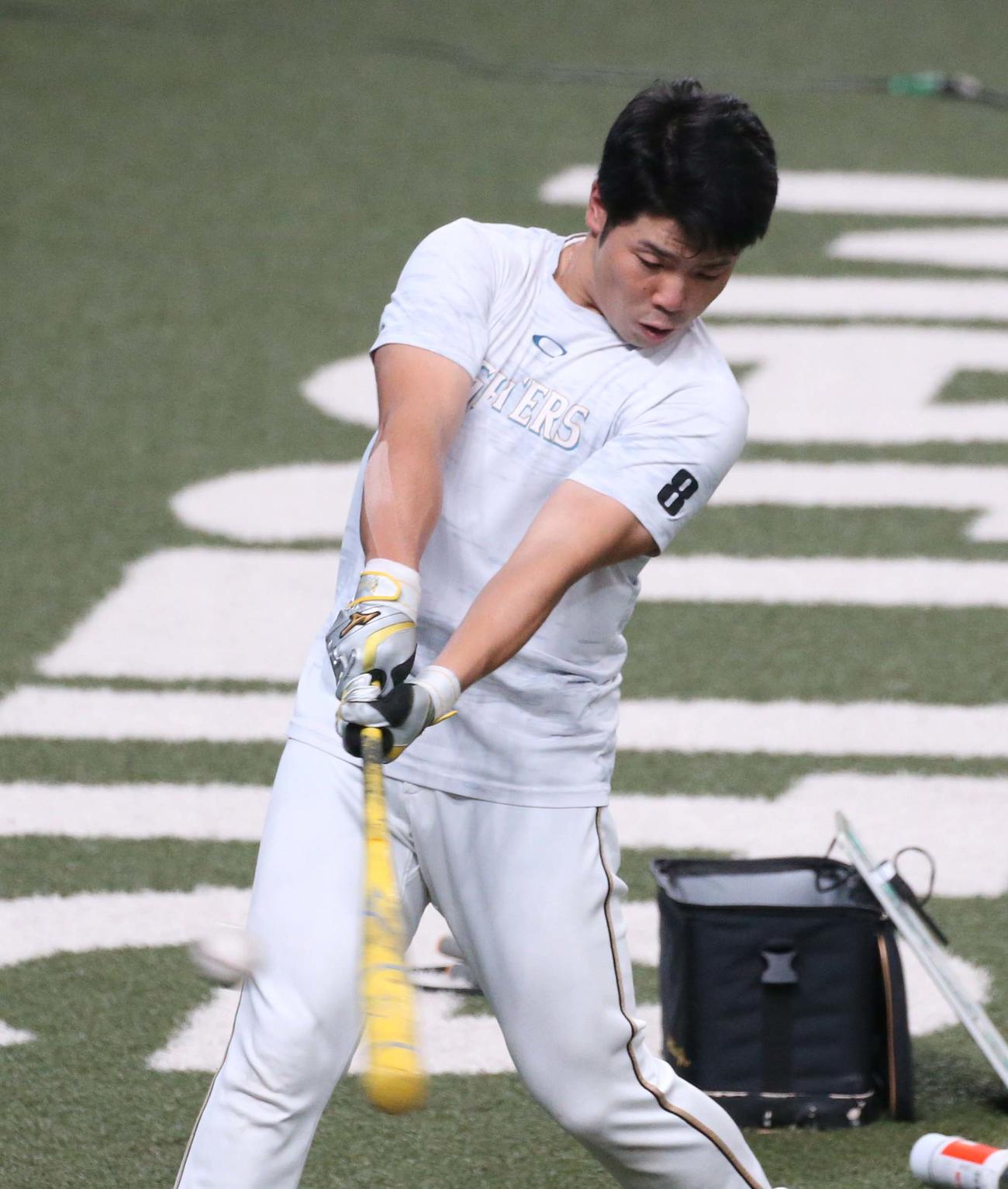西武対日本ハム　ティー打撃する近藤（撮影・黒川智章）