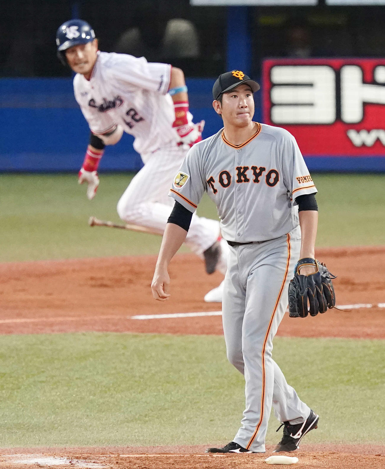 ヤクルト対巨人　1回裏ヤクルト無死、坂口（左）に左前打を浴びる菅野（撮影・江口和貴）
