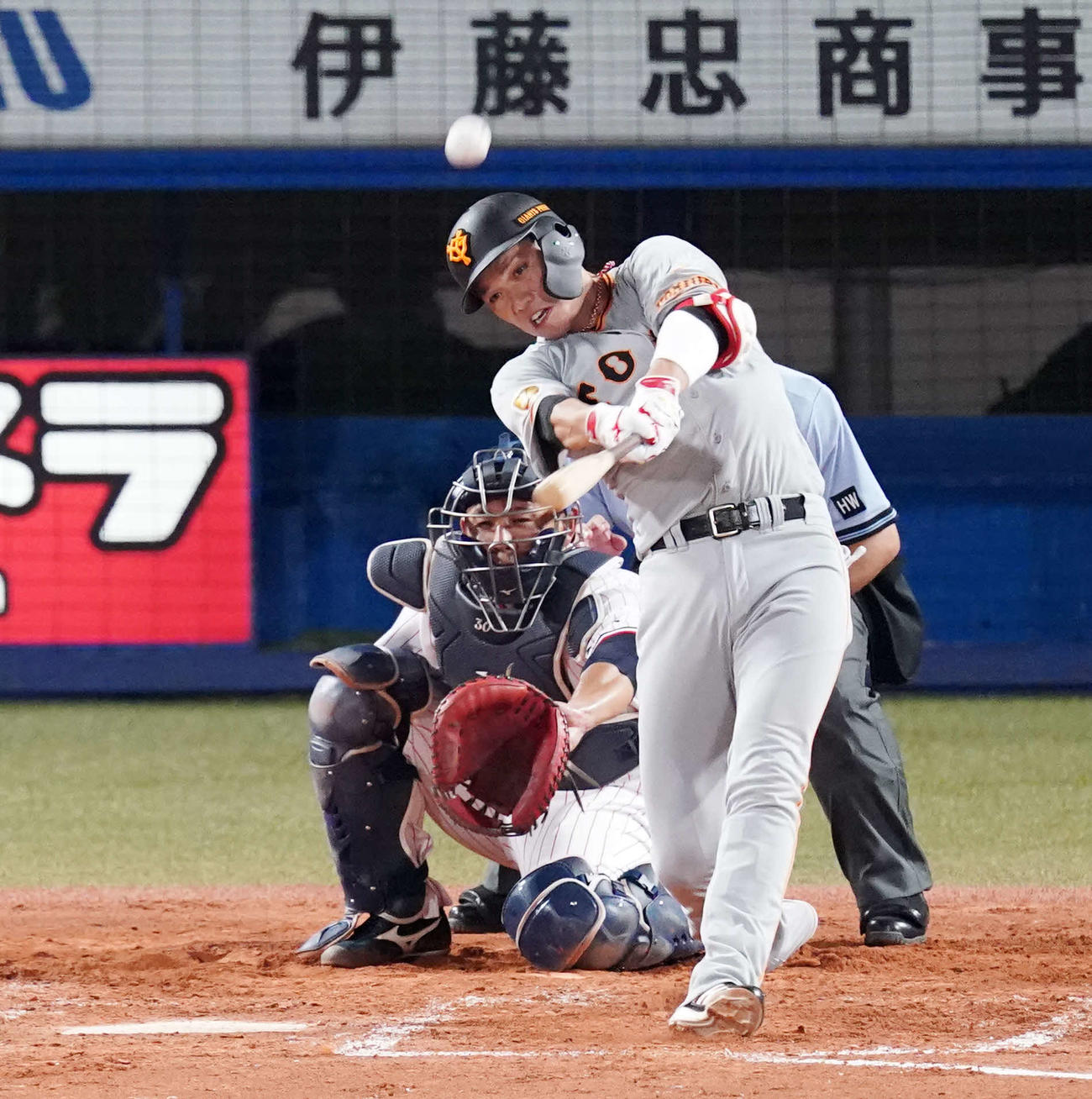 ヤクルト対巨人　3回表巨人2死、左越えソロ本塁打を放つ坂本（撮影・江口和貴）