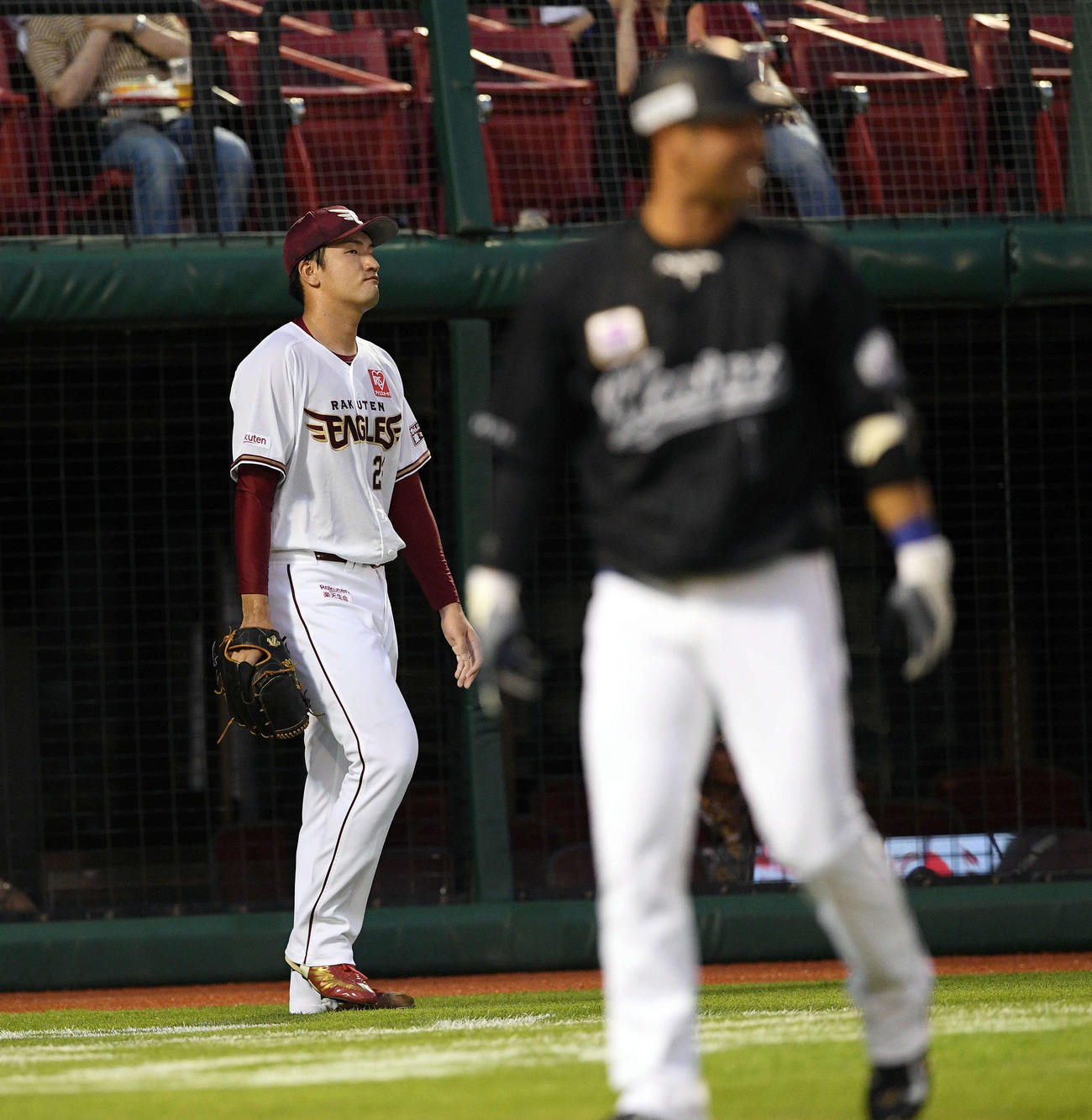 楽天対ロッテ　1回表ロッテ2死一、二塁、井上に先制の中前適時打を浴び肩を落とす弓削（奥）（撮影・滝沢徹郎）