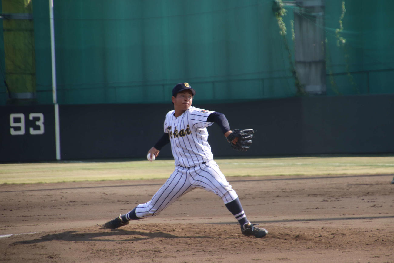 東海大対ホンダ　8回から登板し、1イニング無失点とケガから1年ぶりの復活を果たした東海大・小郷（撮影・保坂淑子）