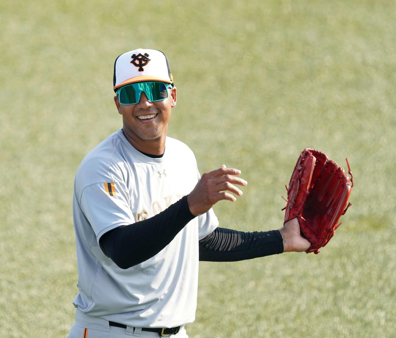 ヤクルト対巨人　サングラスをつけ試合前練習に臨む巨人ディプラン（撮影・江口和貴）