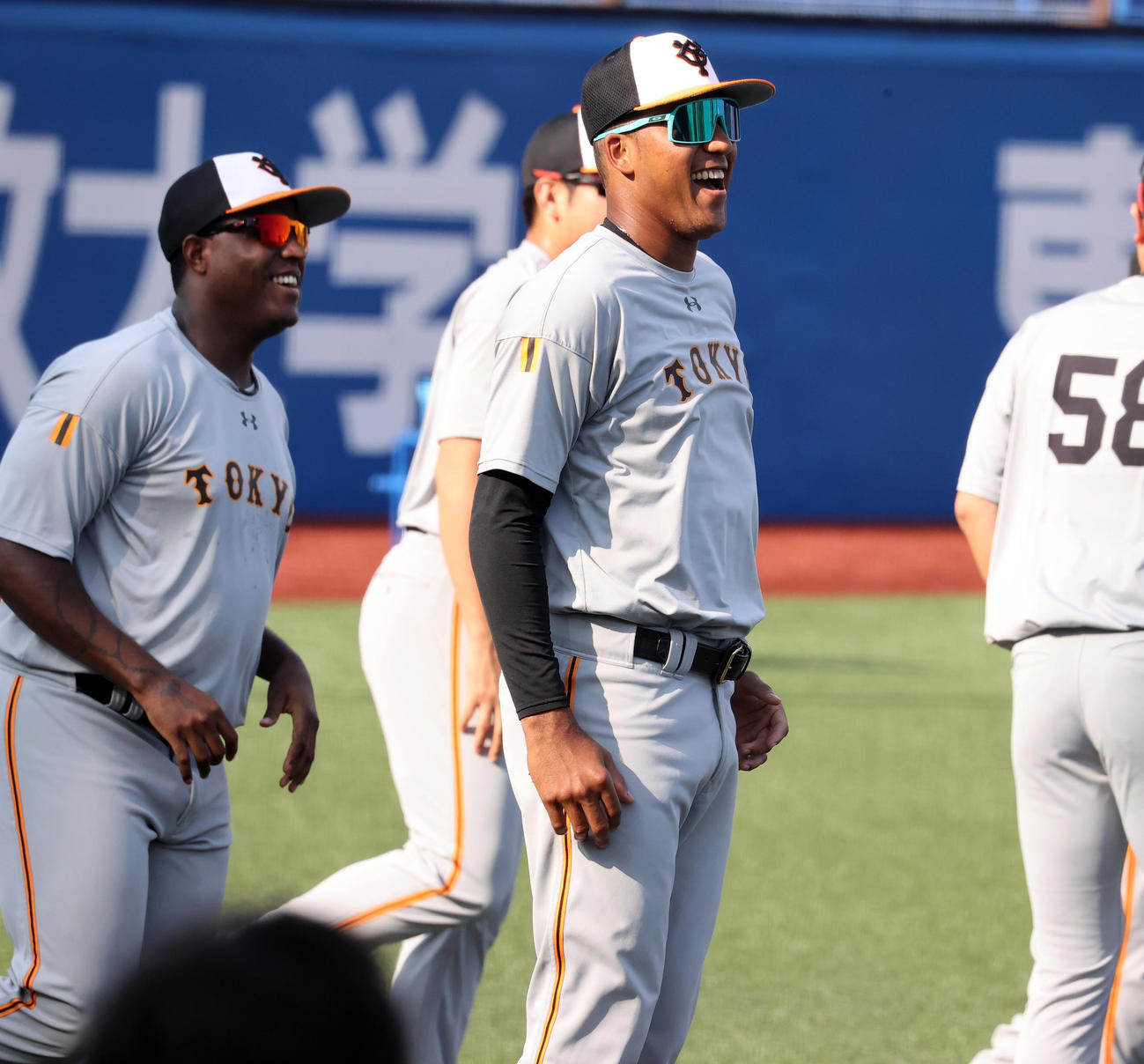 ヤクルト対巨人　試合前、練習に合流した巨人ディプラン（右）は笑顔を見せる（撮影・浅見桂子）