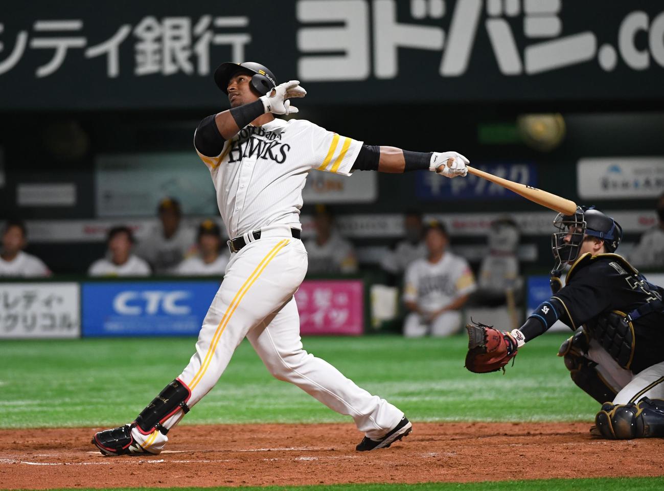 ソフトバンク対オリックス　5回裏ソフトバンク2死、グラシアルは左越えにソロ本塁打を放つ（撮影・今浪浩三）