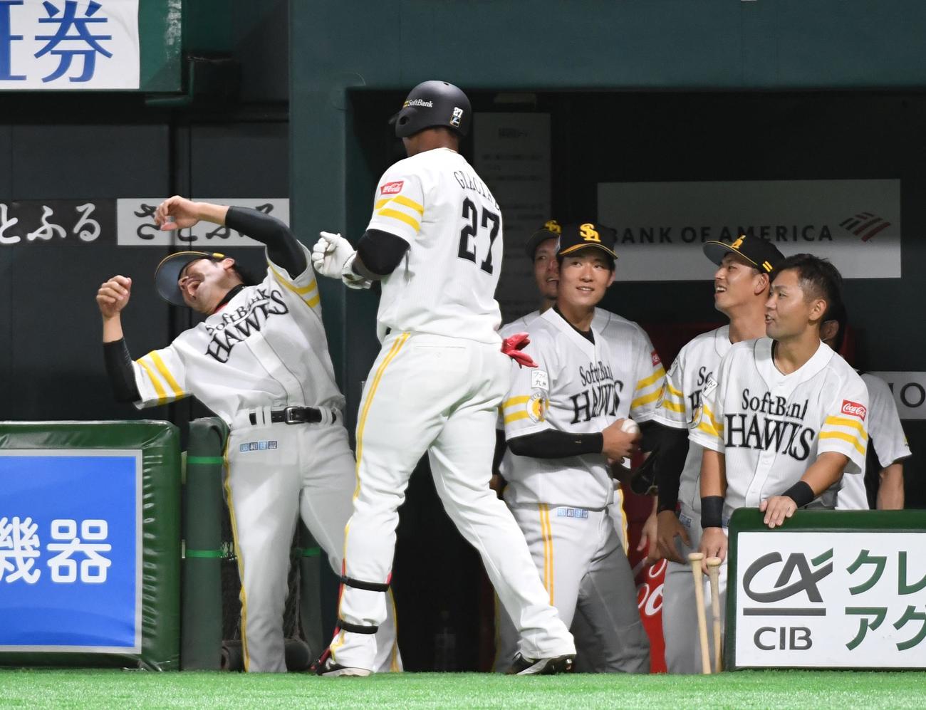 ソフトバンク対オリックス　5回裏ソフトバンク2死、グラシアルは左越えにソロ本塁打を放ちベンチ前で高谷にボクシングポーズ（撮影・今浪浩三）