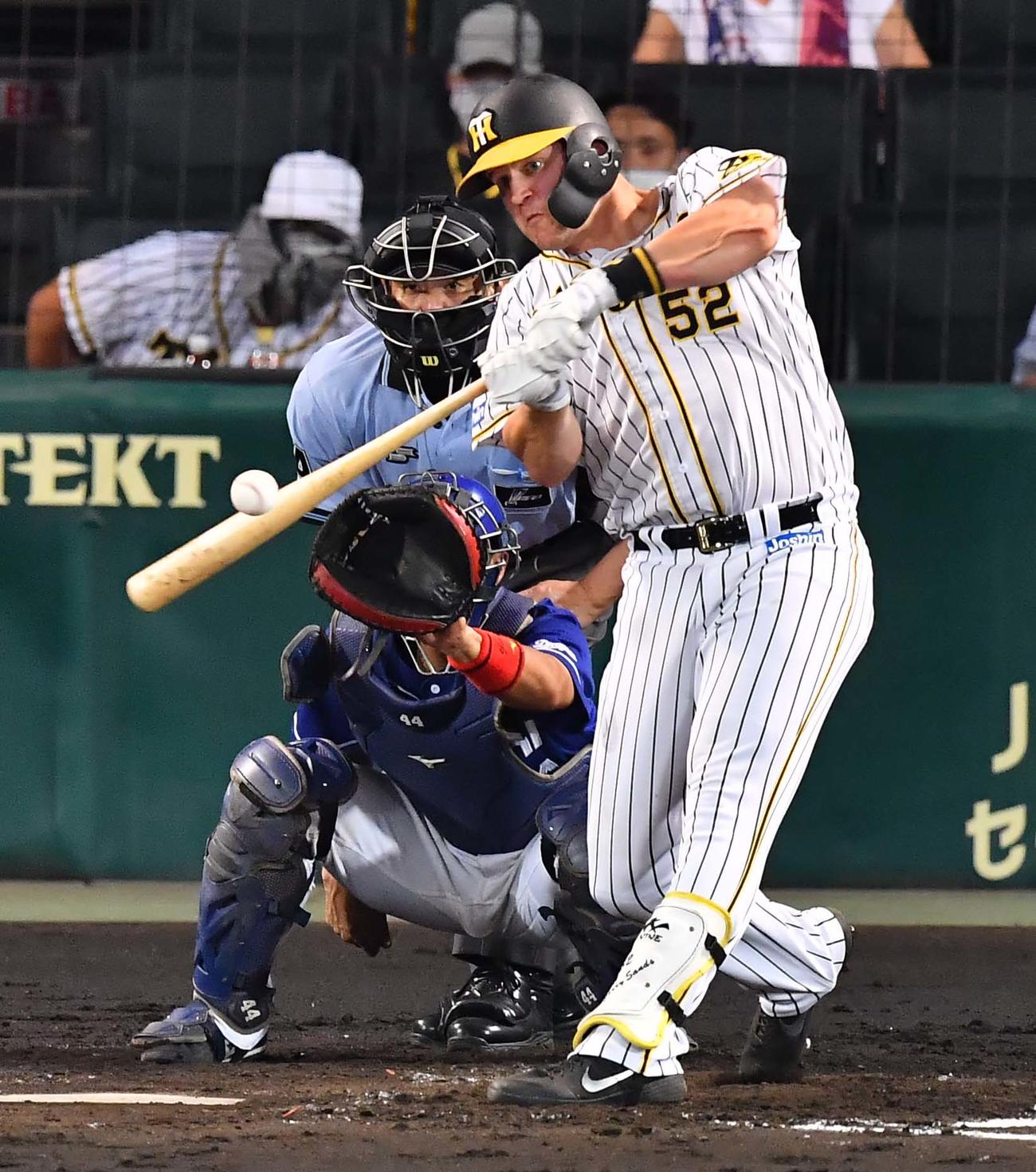阪神対中日　3回裏阪神2死一、二塁、右前勝ち越し適時打を放つサンズ（撮影・上田博志）