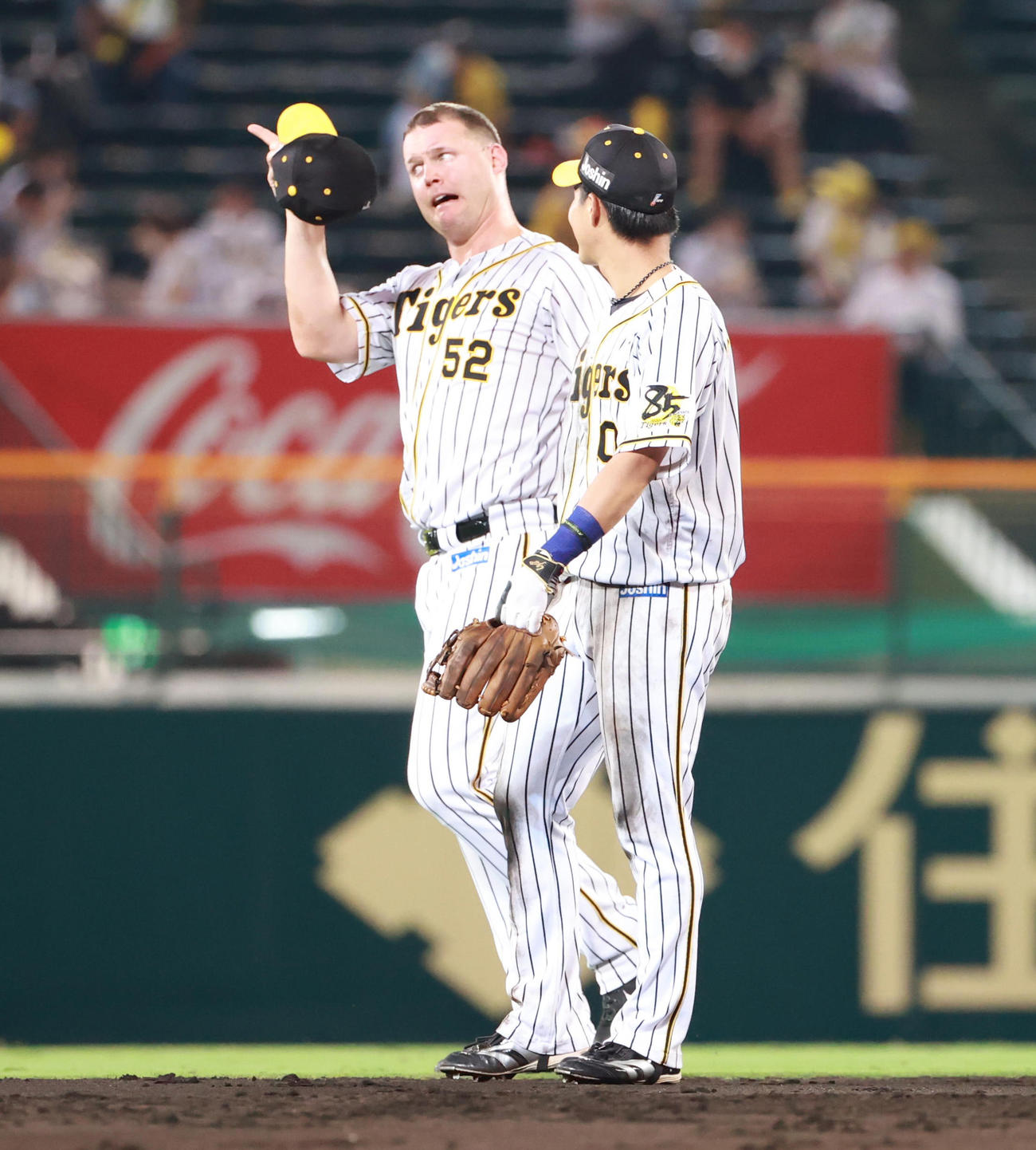 阪神対中日　3回裏に勝ち越し適時打を放ったサンズ（左）は木浪の前でおどけてみせる（撮影・清水貴仁）