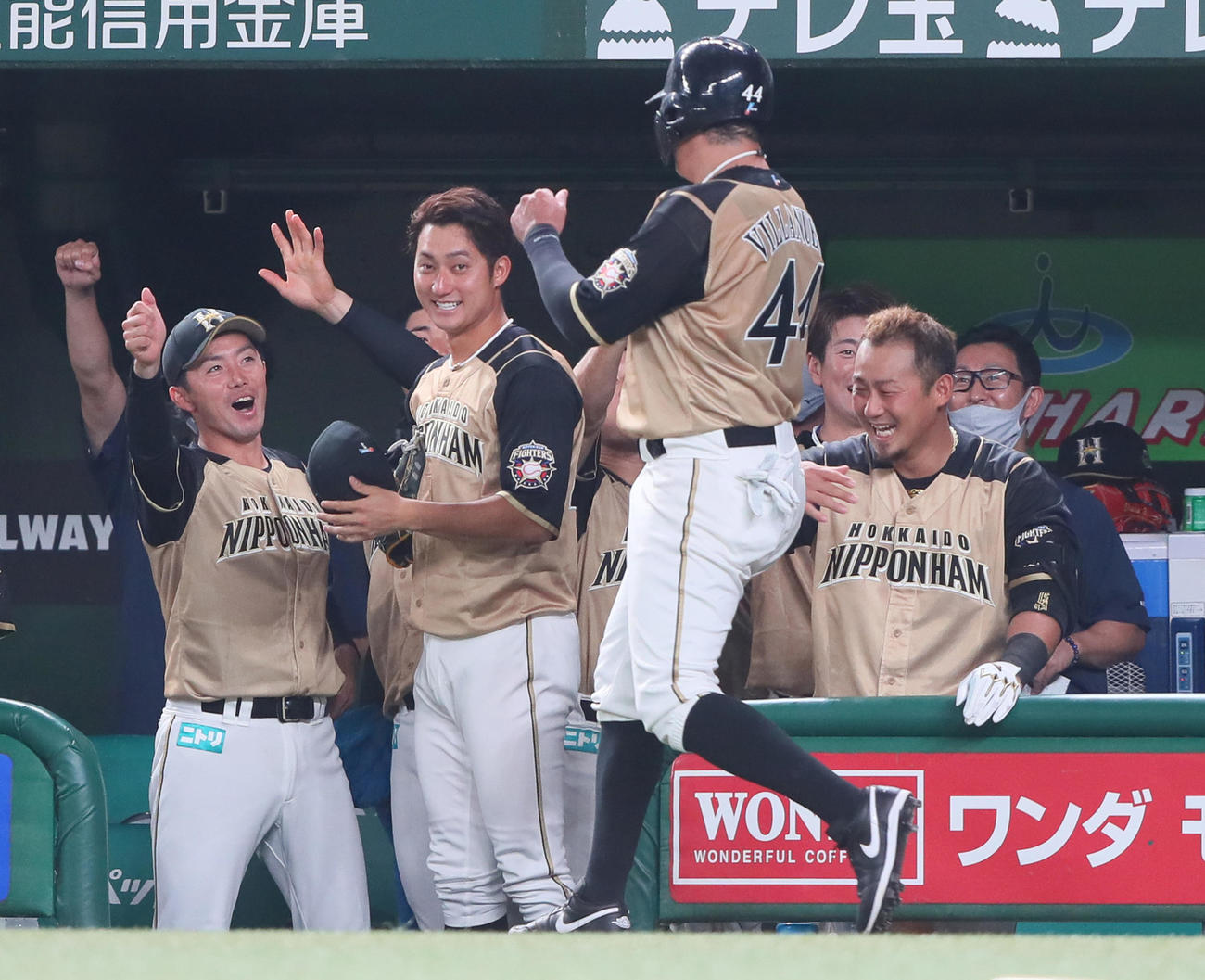西武対日本ハム　2回表日本ハム1死三塁、中島のスクイズで生還したビヤヌエバ（右から2人目）を笑顔で迎える中田（右端）ら（撮影・足立雅史）
