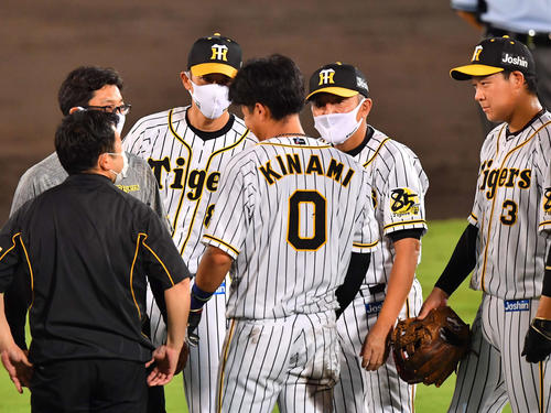 捕球し倒れ込む木浪を心配する矢野監督（中央左）（撮影・上田博志）