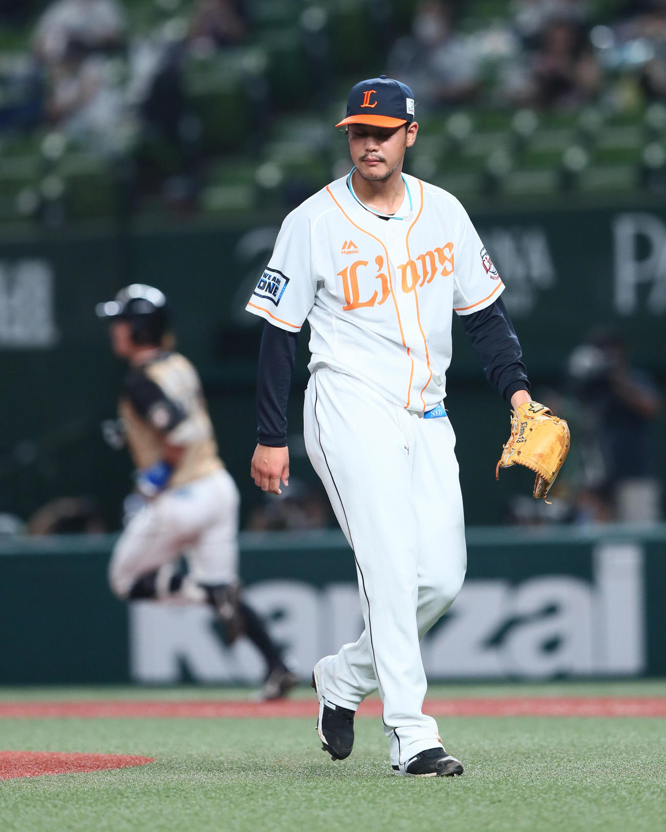 西武対日本ハム　1回表日本ハム2死一、三塁、渡辺（左）に中前適時打を浴びた高橋光（撮影・足立雅史）