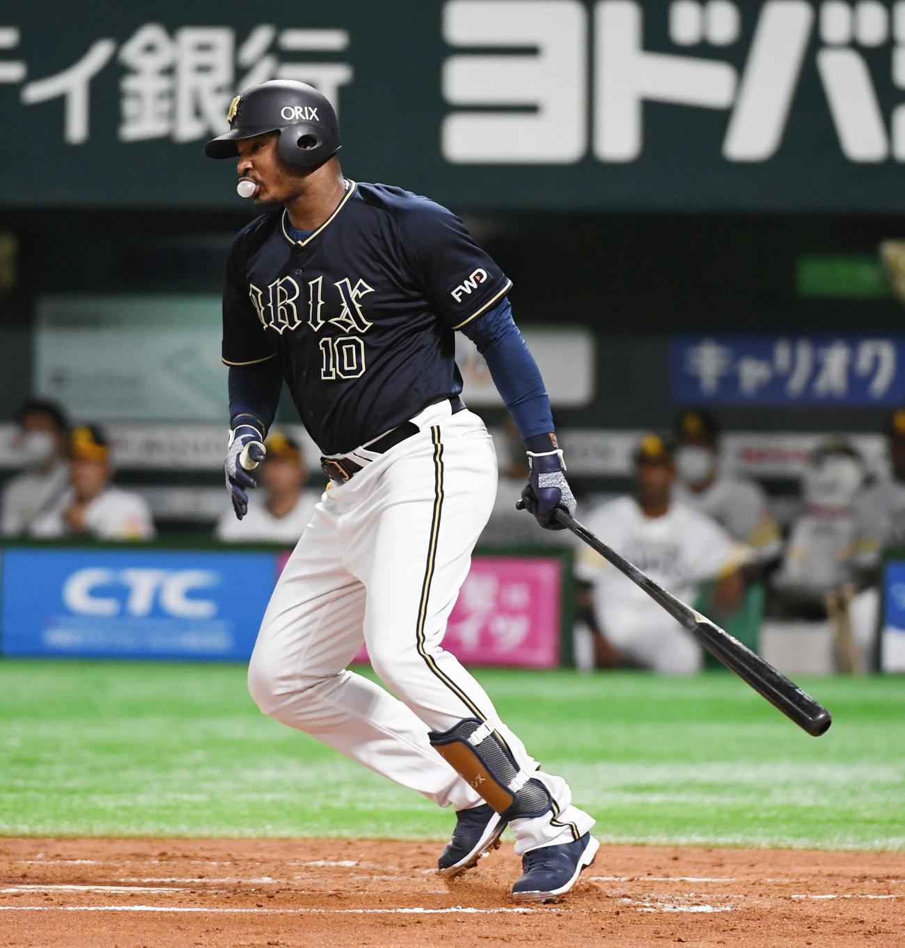 2回表オリックス無死、アダム・ジョーンズは遊ゴロに倒れ、この後体調を崩し交代する（撮影・今浪浩三）