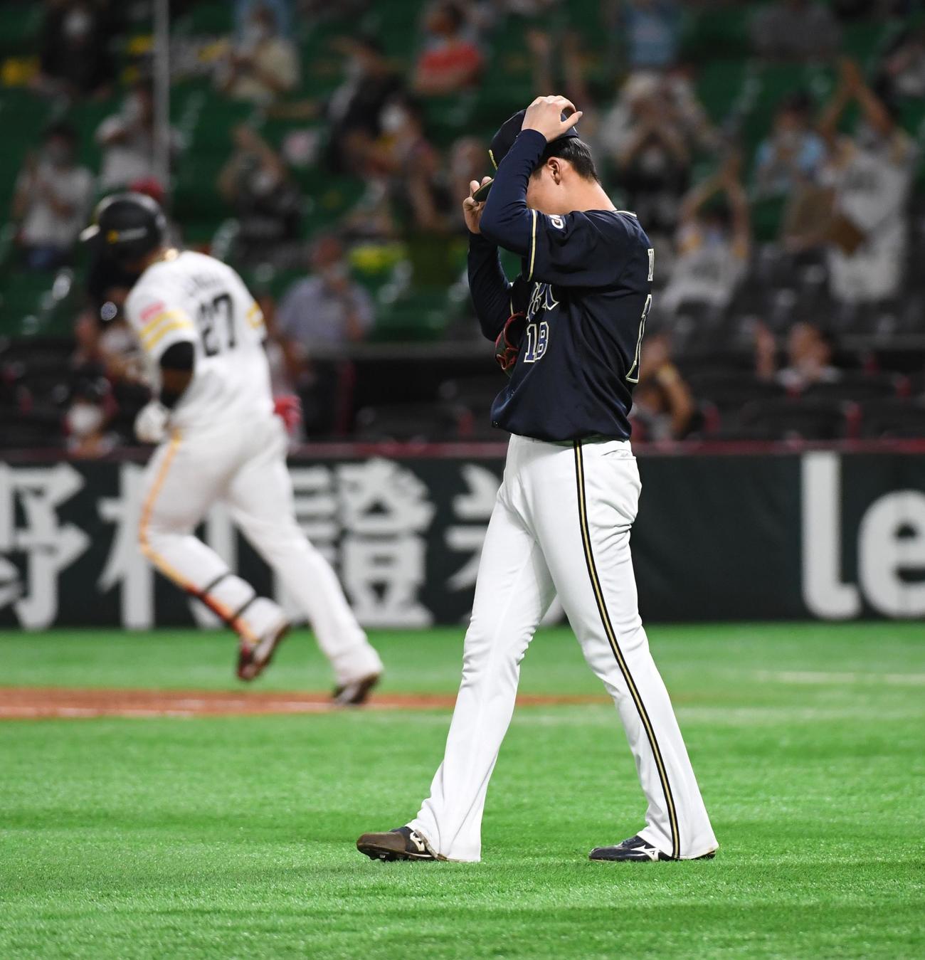 ソフトバンク対オリックス　5回裏ソフトバンク2死、先発の山本はグラシアルにソロ本塁打を浴びる（撮影・今浪浩三）