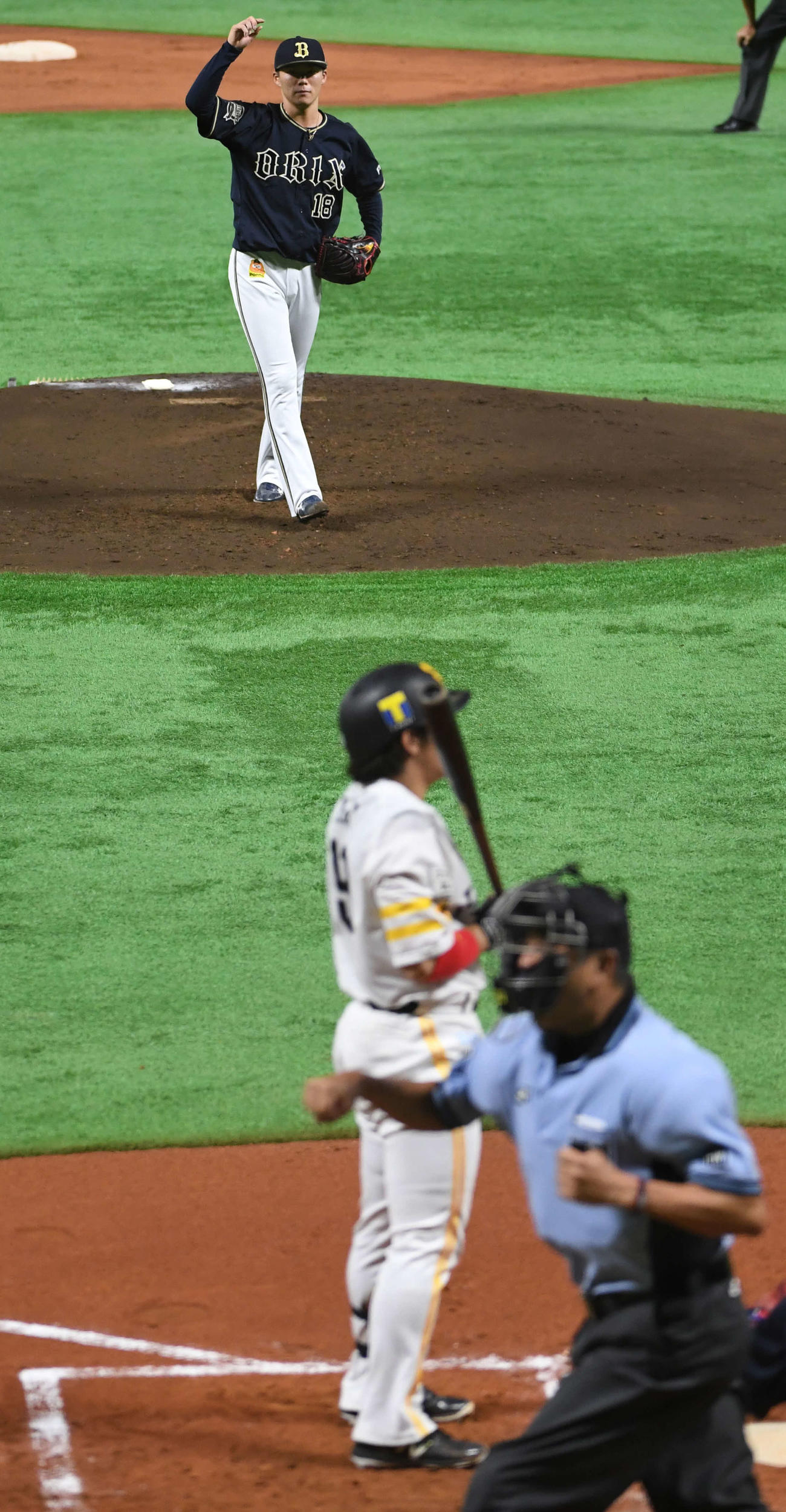 ソフトバンク対オリックス　2回裏ソフトバンク1死一、二塁、甲斐を三振に仕留めるオリックス山本（撮影・今浪浩三）