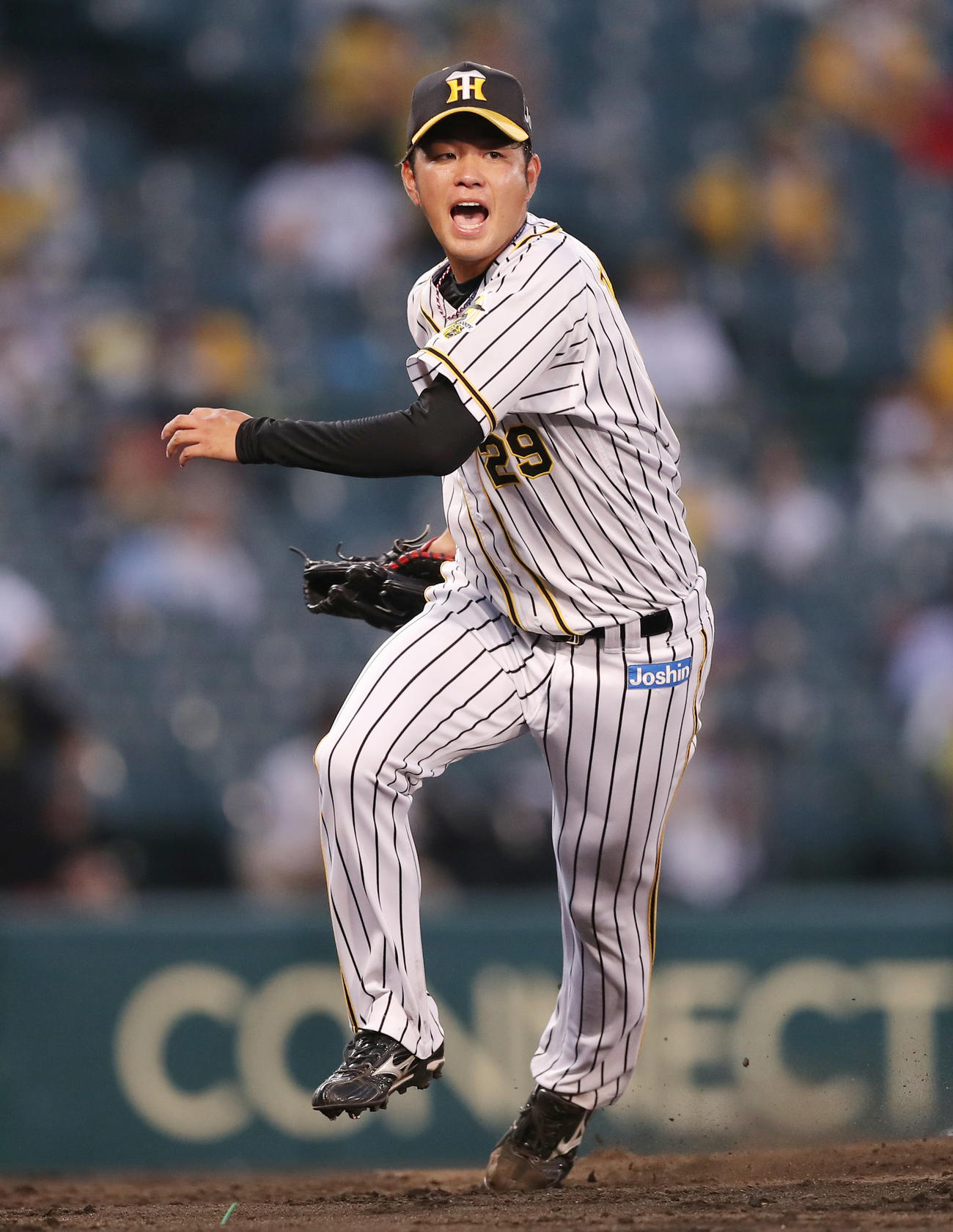 阪神対中日　3回表中日1死一塁、大島を一ゴロに打ち取る高橋（撮影・前田充）