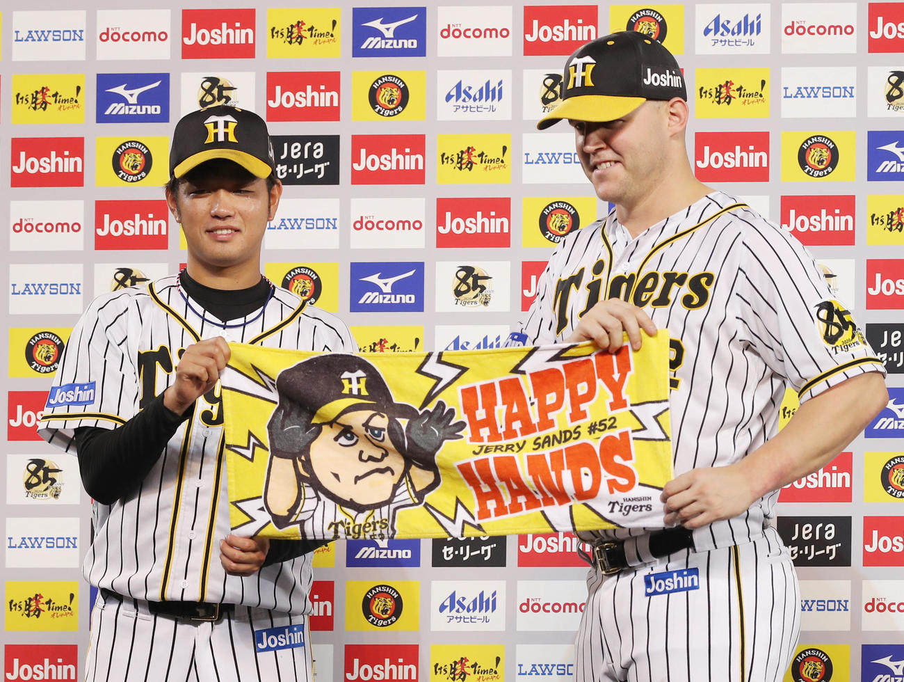阪神対中日　ヒーローインタビューを終え、ハッピーハンズタオルを手に笑顔を見せる高橋遥人（左）とサンズ（撮影・前田充）