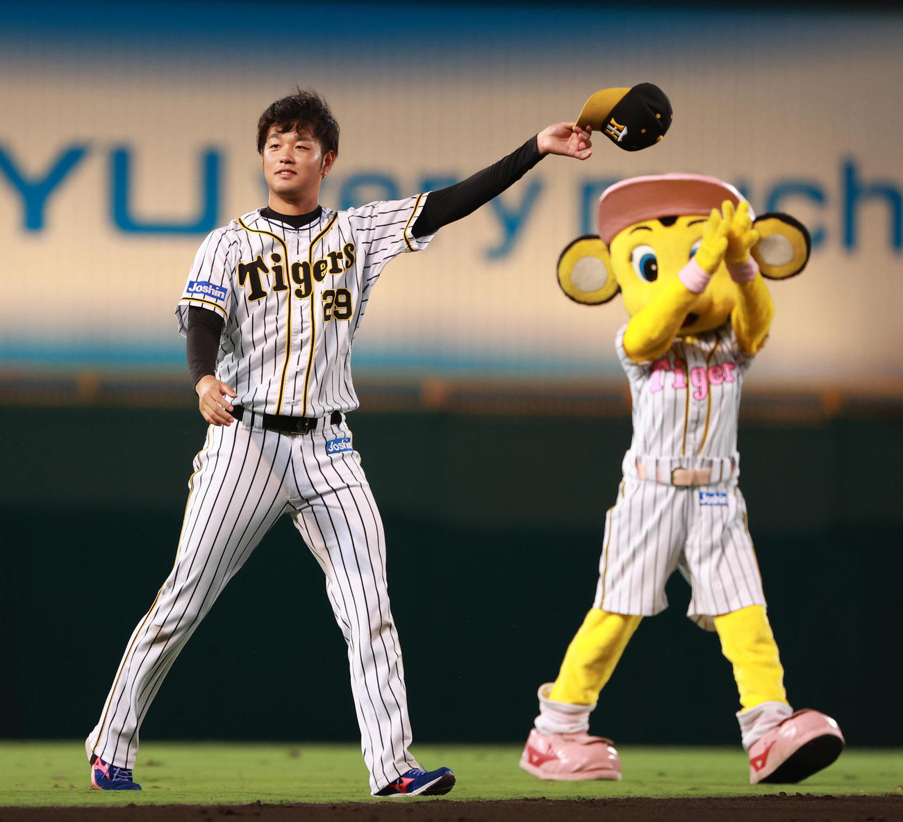 阪神対中日　8回1失点で今季2勝目をあげファンに手を振る高橋遥人（撮影・清水貴仁）