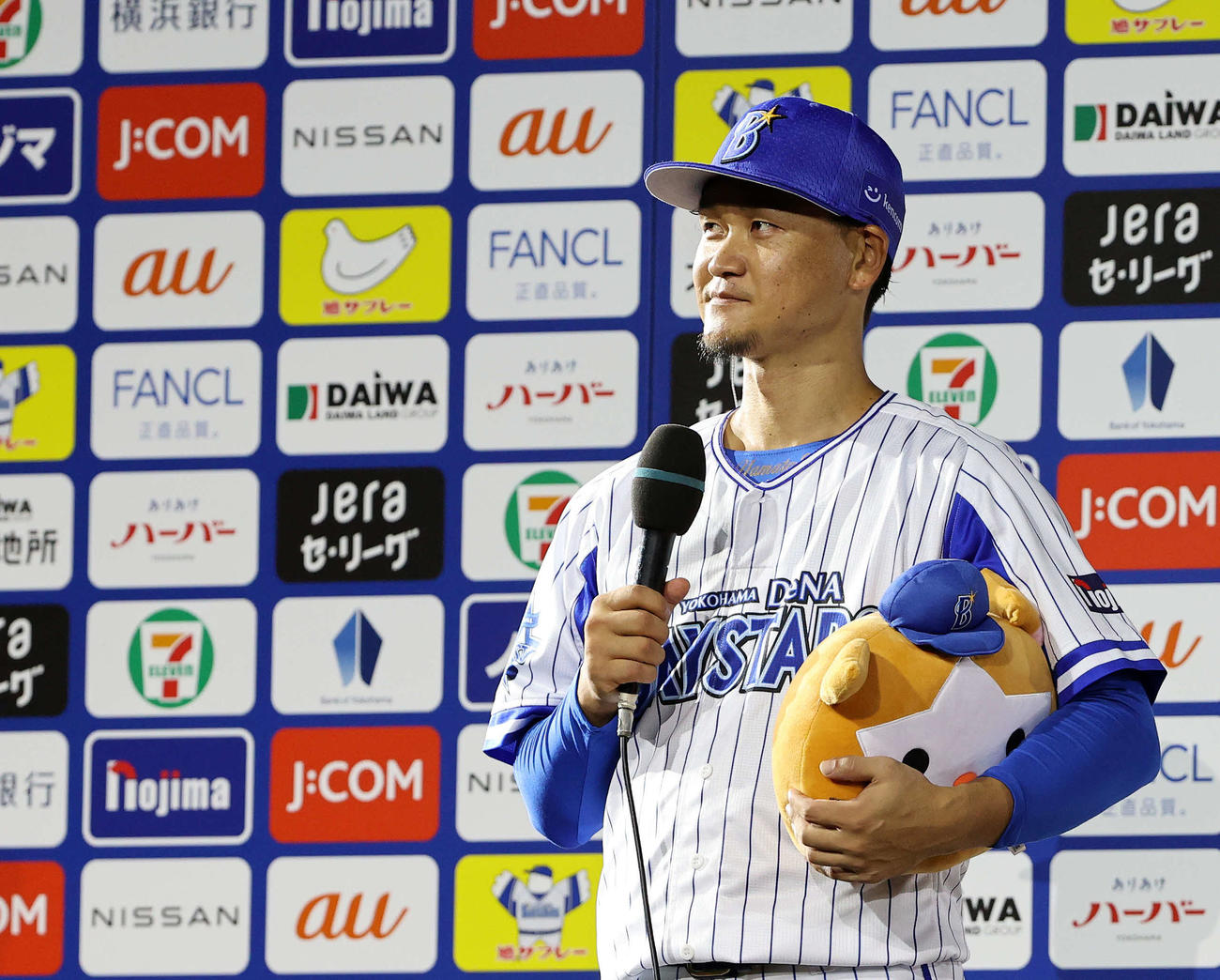 DeNA対広島　サヨナラ勝利しお立ち台で質問に答えるDeNA大和（撮影・鈴木正人）