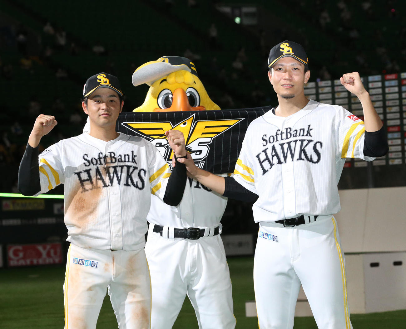 ソフトバンク対オリックス　ヒーローになったソフトバンク川瀬晃と千賀滉大（右）はガッツポーズ（撮影・梅根麻紀）