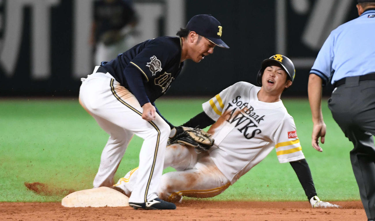 ソフトバンク対オリックス　8回裏ソフトバンク1死一塁、川瀬は二盗を決める（撮影・今浪浩三）