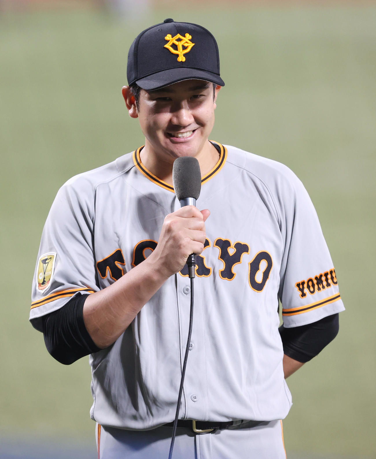 ヤクルト対巨人　ヤクルトに勝利し笑顔でヒーローインタビューに答える巨人菅野（撮影・垰建太）