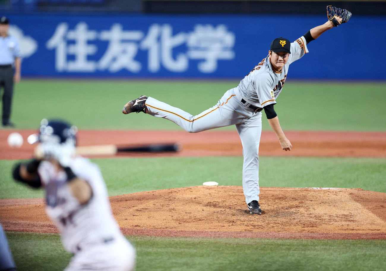 ヤクルト対巨人　1回裏ヤクルト2死三塁、打者雄平に投げ込む菅野（撮影・浅見桂子）