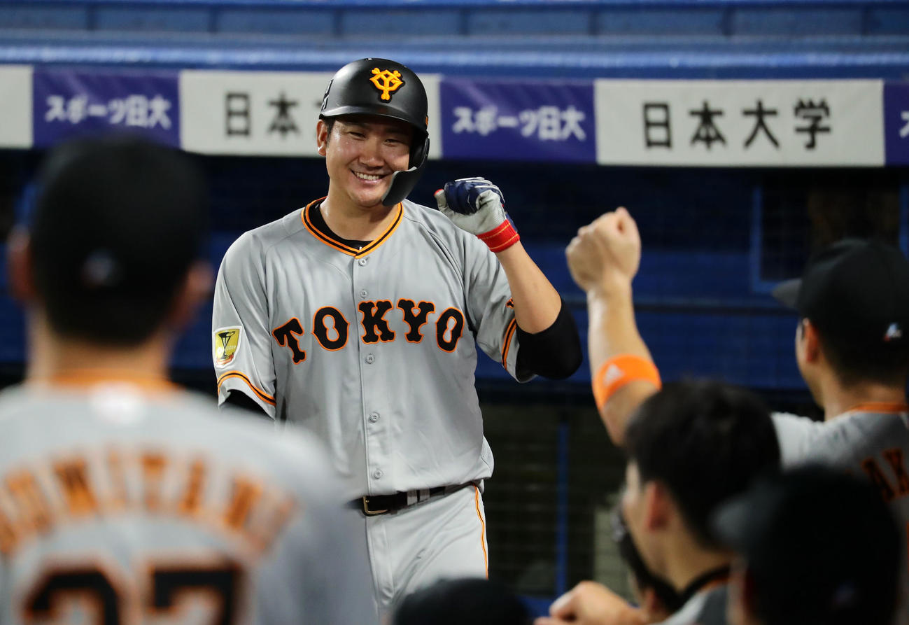 ヤクルト対巨人　7回表巨人2死一、三塁、松原の右前適時打で生還した菅野は笑顔でナインとエアグータッチ（撮影・浅見桂子）