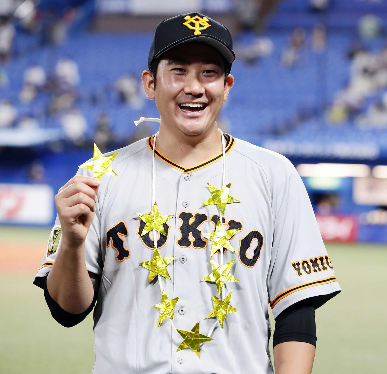 ヤクルト対巨人　開幕9連勝の巨人菅野は星9個目を手に笑顔を見せる（撮影・浅見桂子）