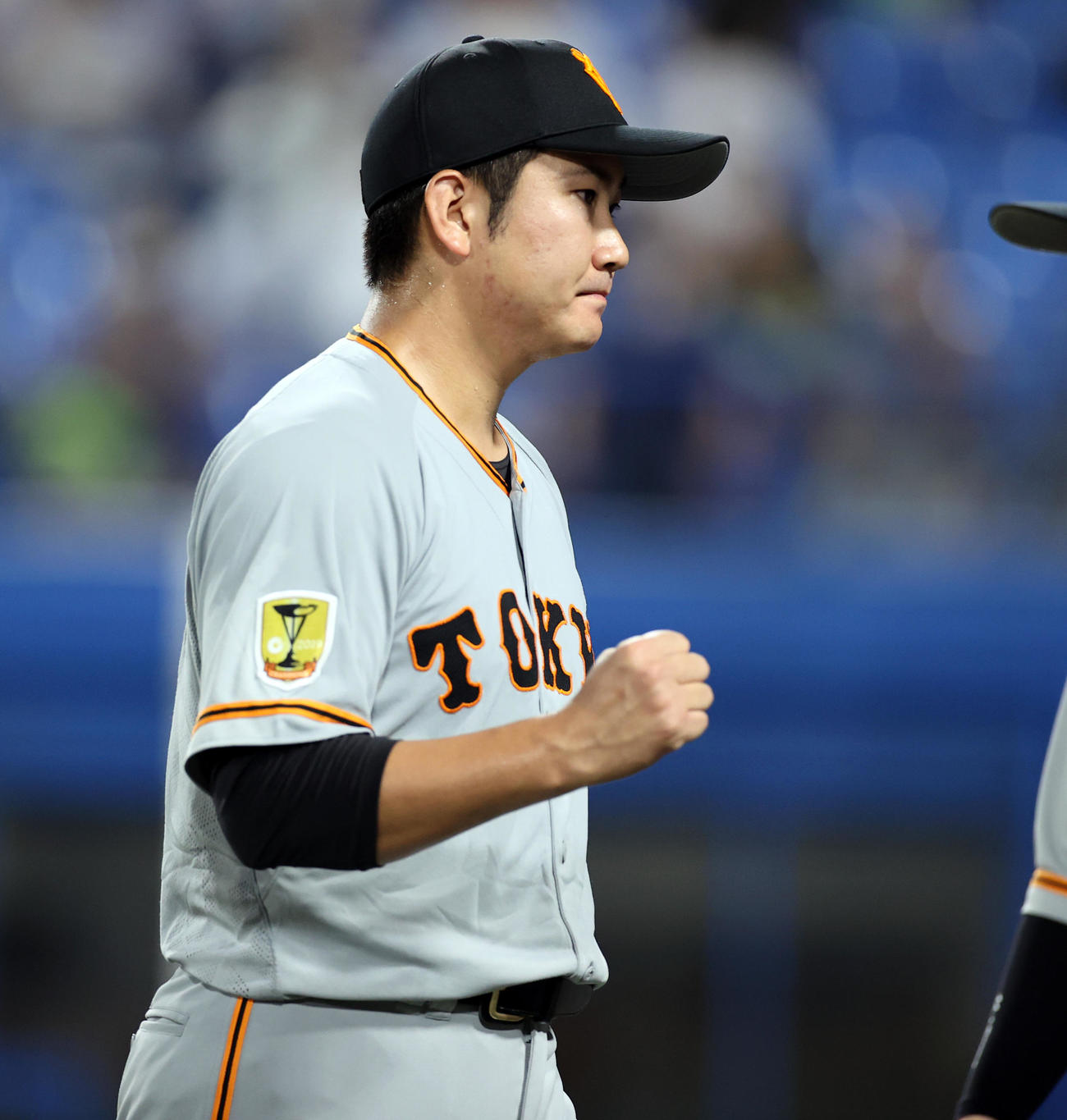 ヤクルト対巨人　3回裏ヤクルトの攻撃を抑え、小さくガッツポーズする菅野（撮影・浅見桂子）