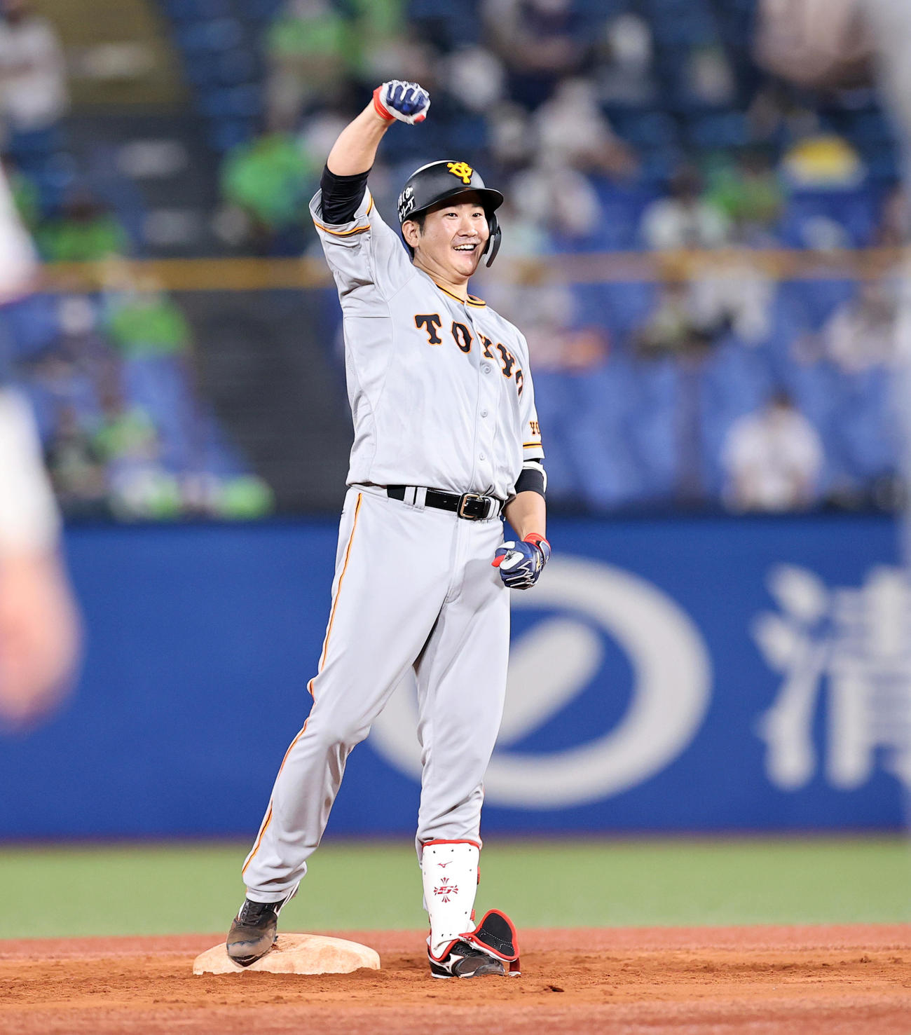 ヤクルト対巨人　7回表巨人2死満塁、菅野は3点適時二塁打を放ち、二塁塁上でガッツポーズ（撮影・浅見桂子）