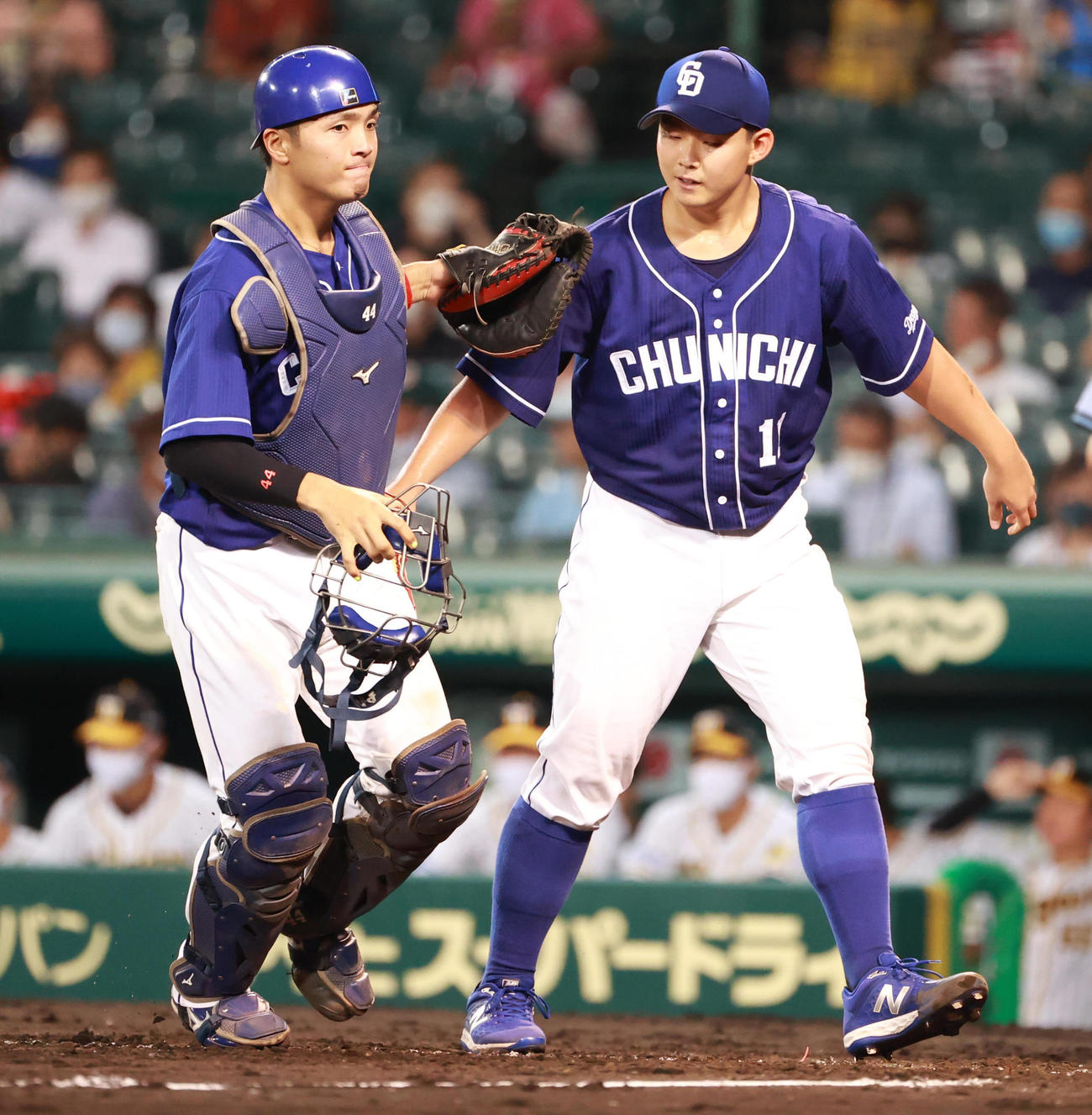 阪神対中日　4回、小笠原（右）とベンチへ引き揚げる捕手郡司（撮影・清水貴仁）