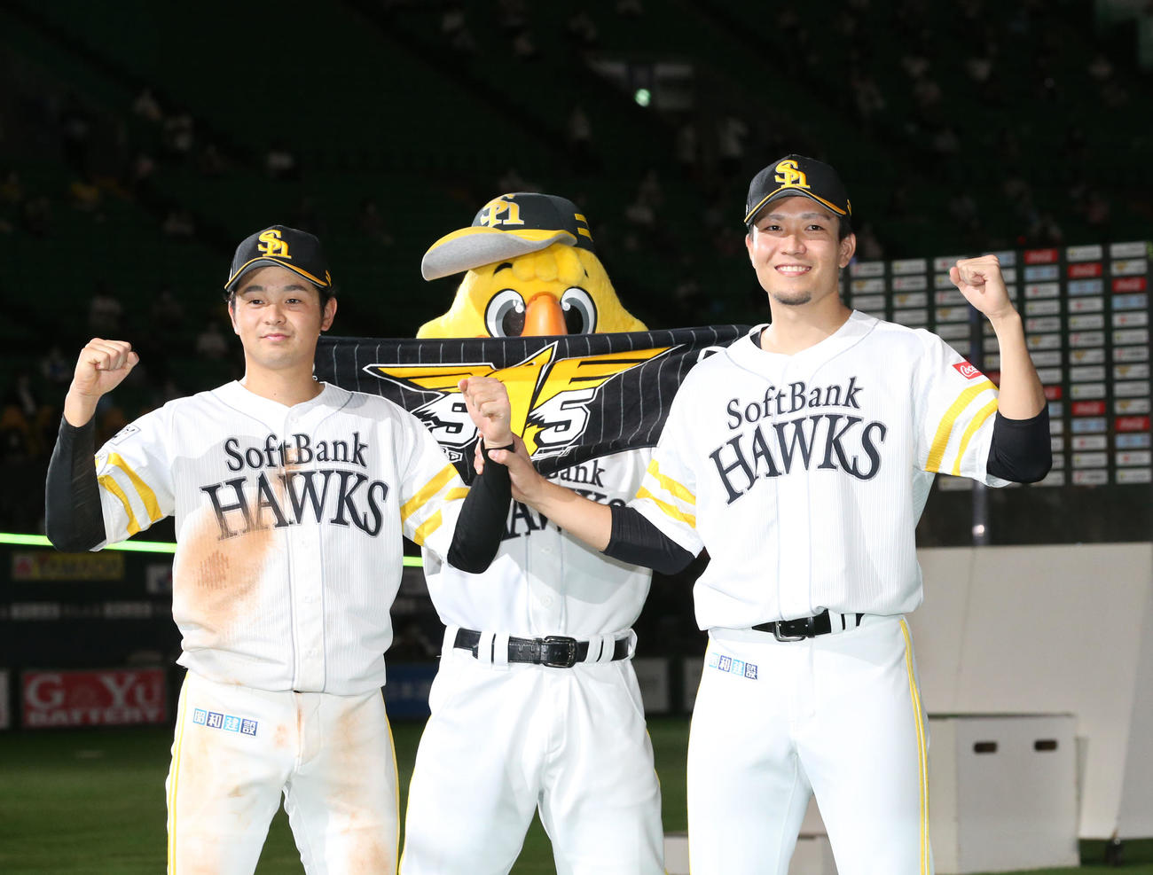 ソフトバンク対オリックス　ヒーローになった川瀬と千賀（右）はガッツポーズ（撮影・梅根麻紀）